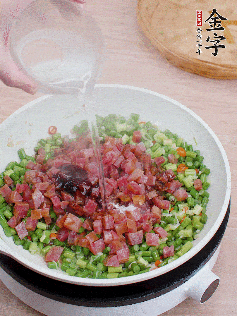 放香腸丁、1勺老抽、1勺蠔油、1/3勺白糖、少許清水炒至斷生。