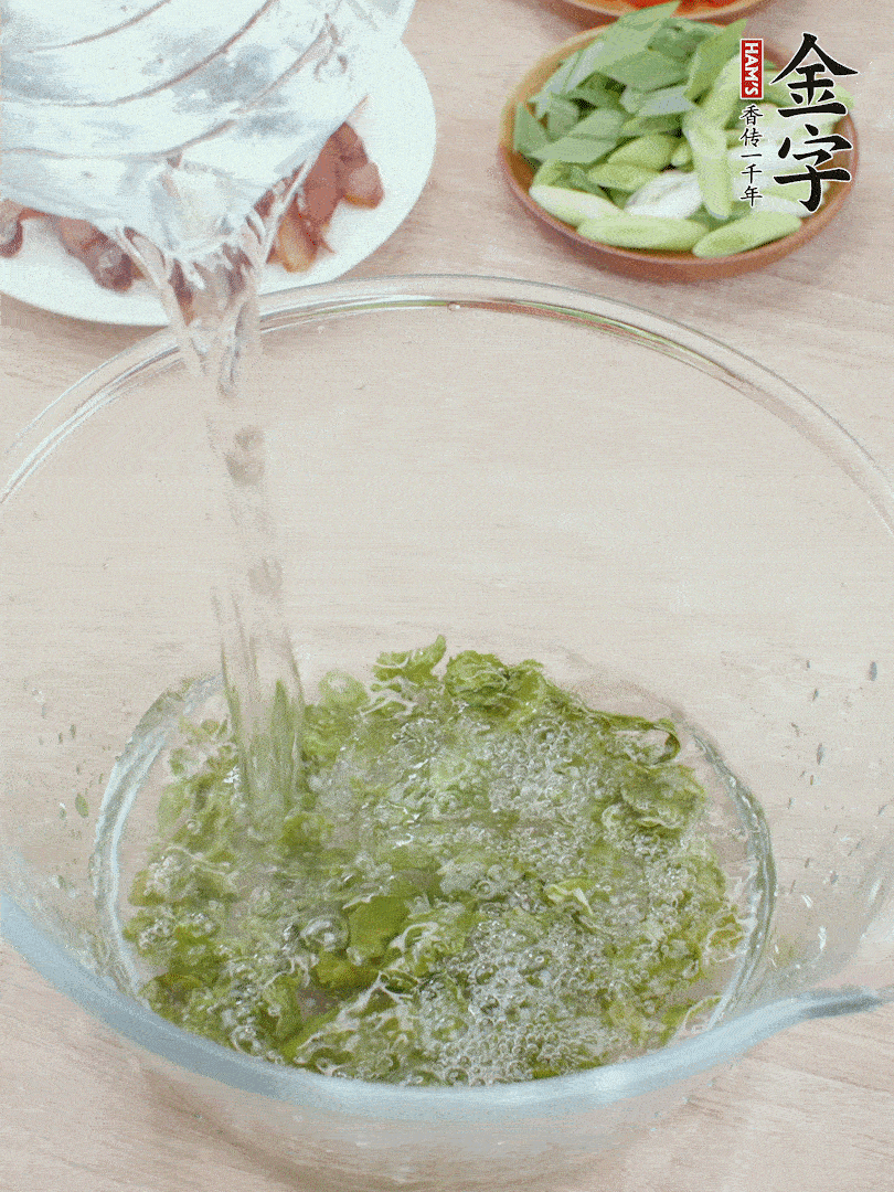 萵筍干溫水泡2小時，青紅辣椒切圈，姜切片，青蒜斜切段。