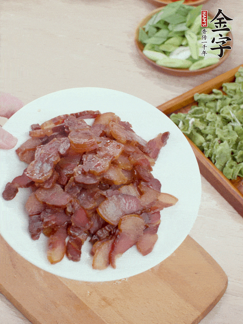 臘肉水煮15分鐘，切薄片。