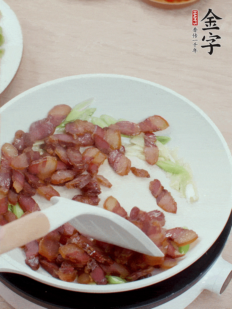 鍋中少許油，姜、蒜白爆香，下臘肉煸出油脂。