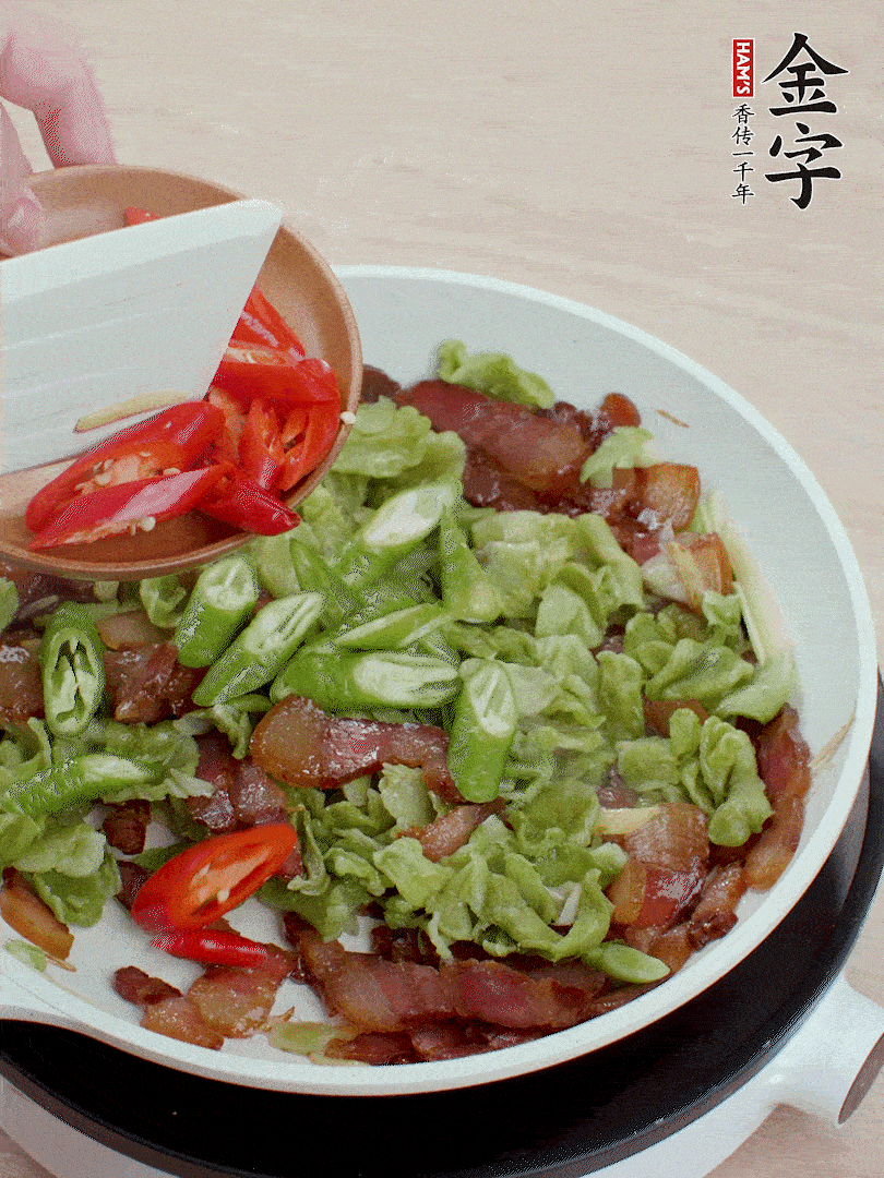 放萵筍干、青紅椒圈爆炒1分鐘。