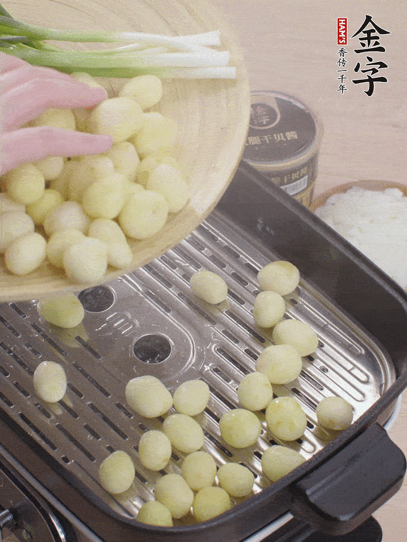 去皮小土豆蒸熟。