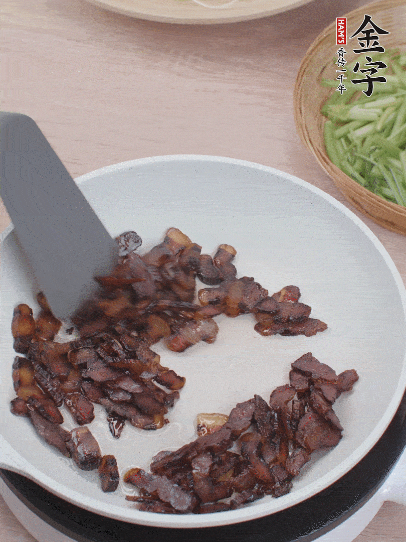 起鍋熱油，煸香醬油肉。