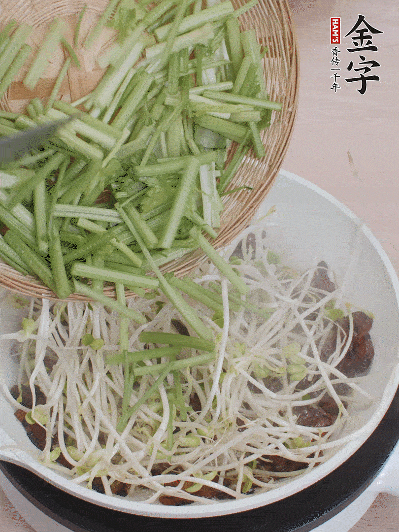 下豆芽、香芹翻炒均勻。