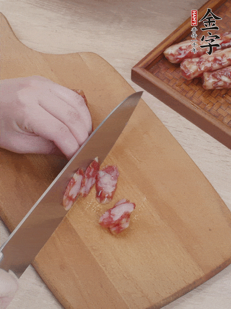 金字香腸斜切片，芹菜切段，小洋蔥切絲，綠菜椒切小塊。