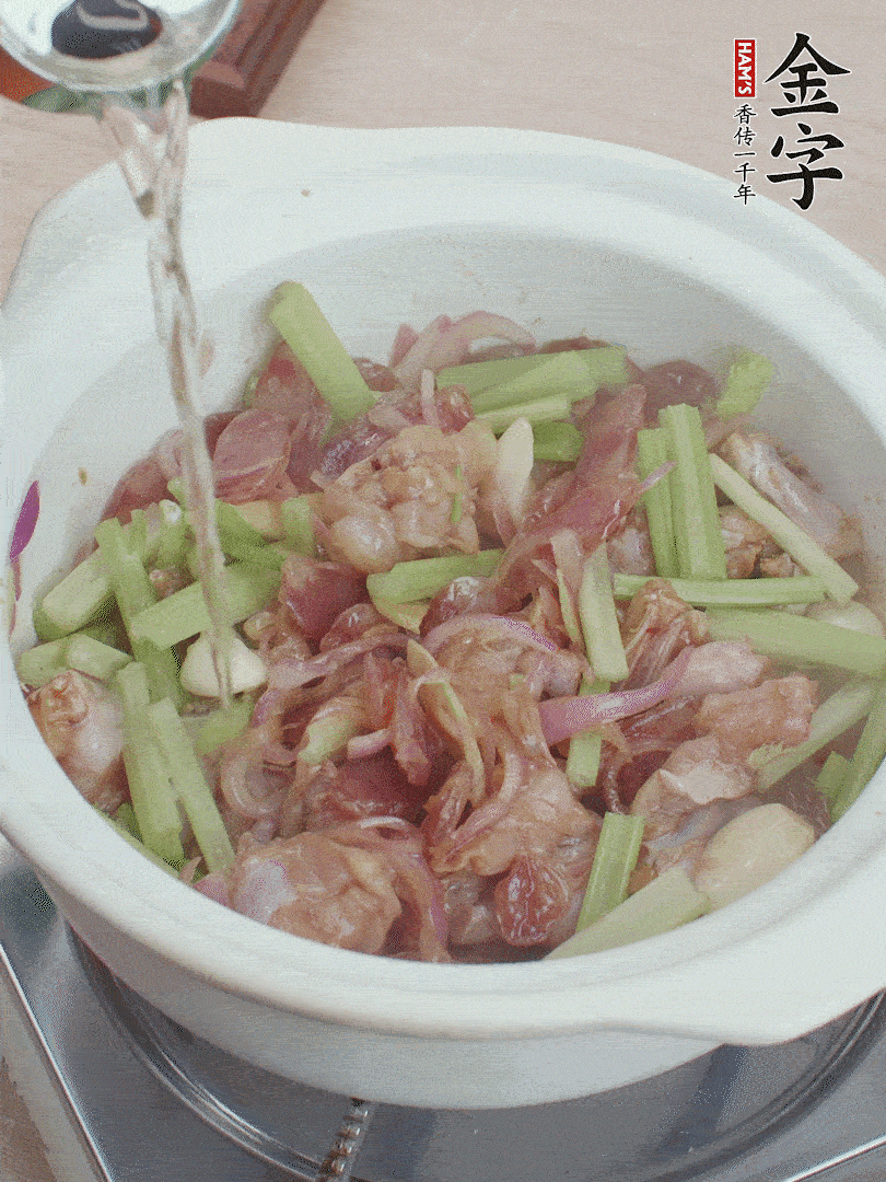 牛蛙變色后，淋點(diǎn)啤酒，加蓋后調(diào)小火燜10分鐘。