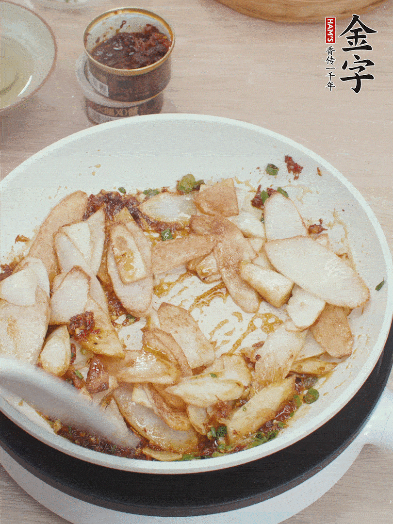 下山藥炒勻，撒蔥花。