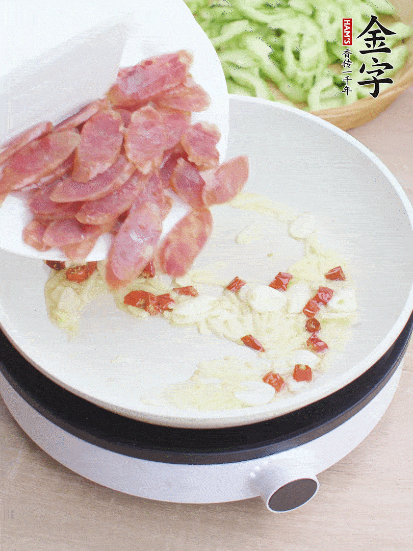 油5成熱時，姜、蒜、辣椒爆香。