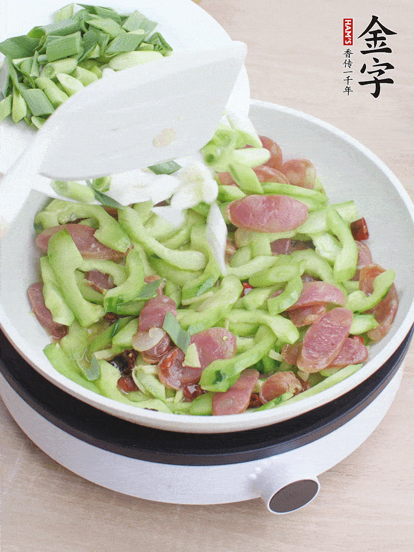 下青蒜翻炒。