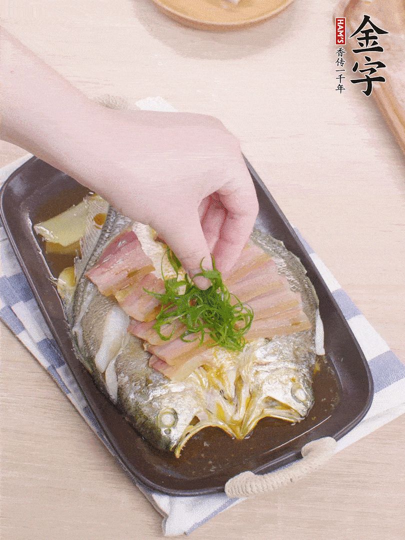 取出姜蔥，淋2勺蒸魚豉油，擺蔥絲。