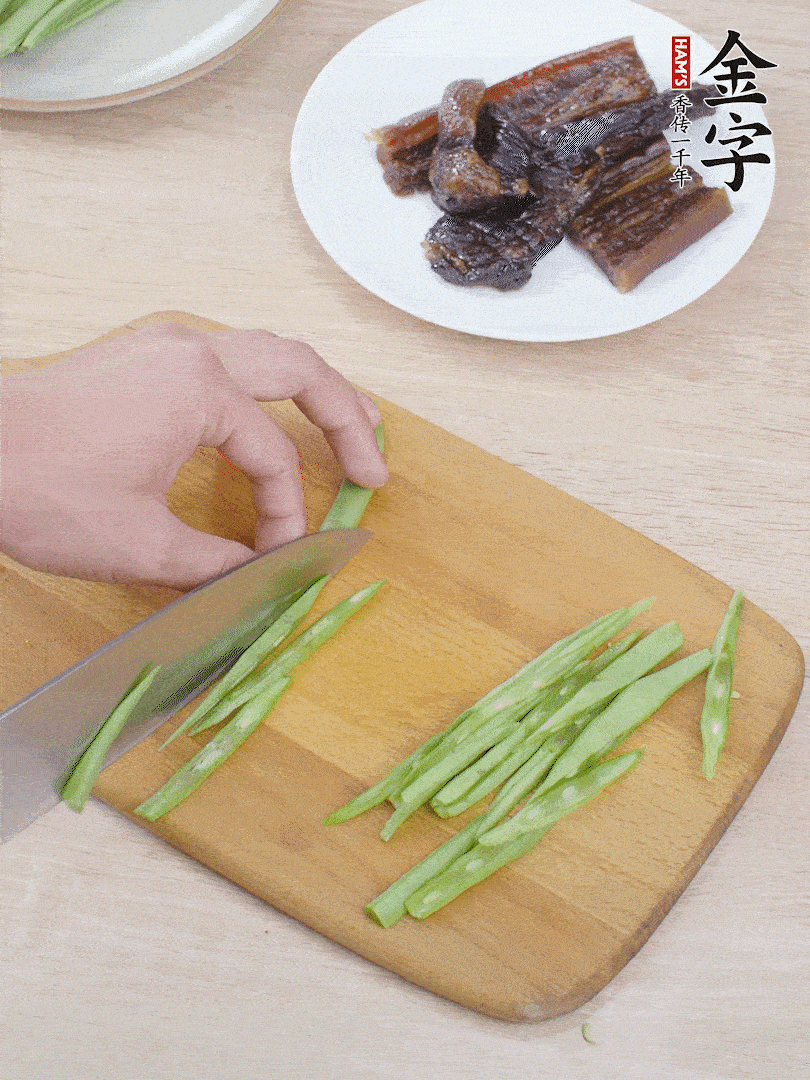四季豆切絲。