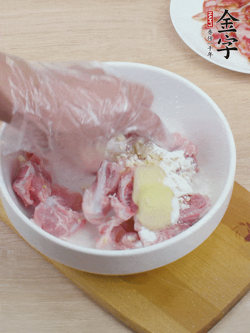 洗凈的小排，加鹽、姜、蒜末、淀粉、胡椒粉抓勻，腌制15分鐘。