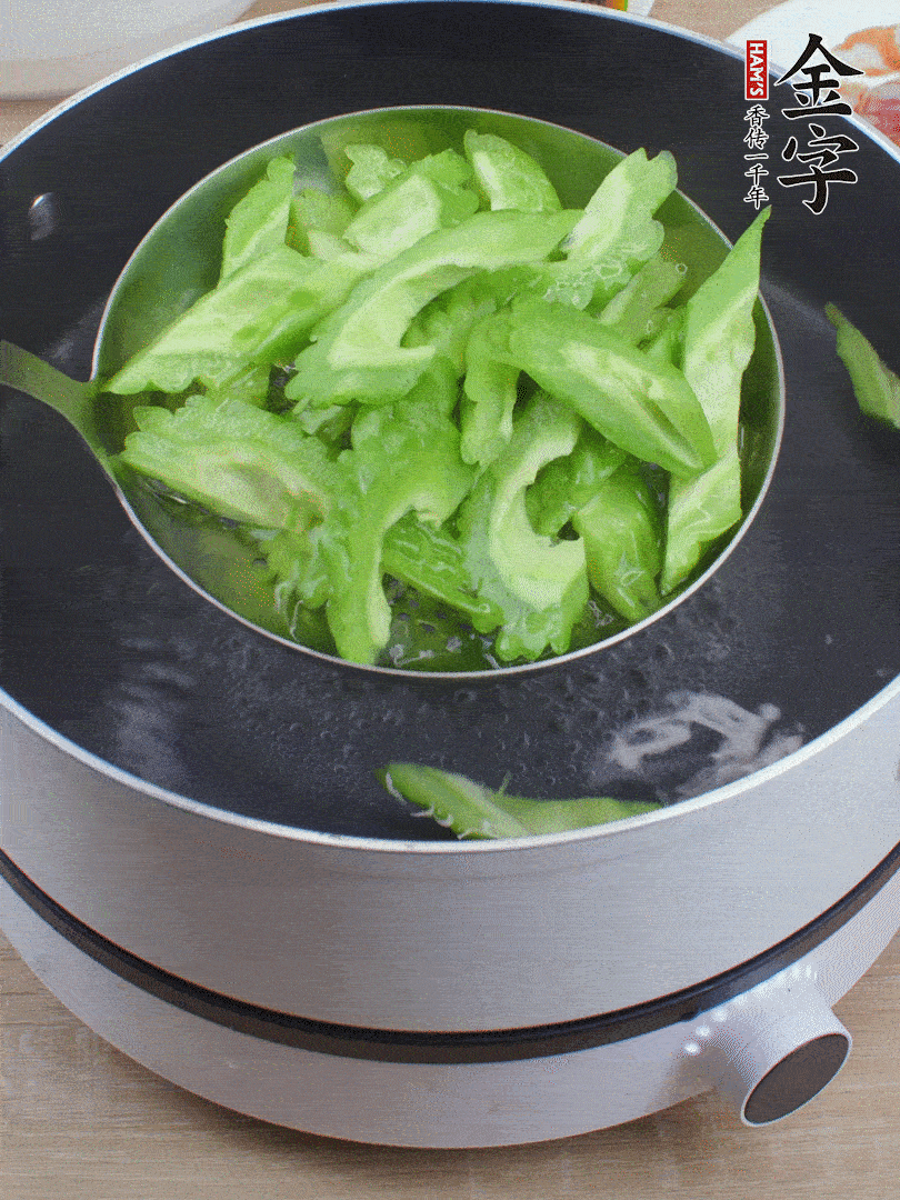 苦瓜去瓤切小塊，開水中加鹽汆燙30秒。