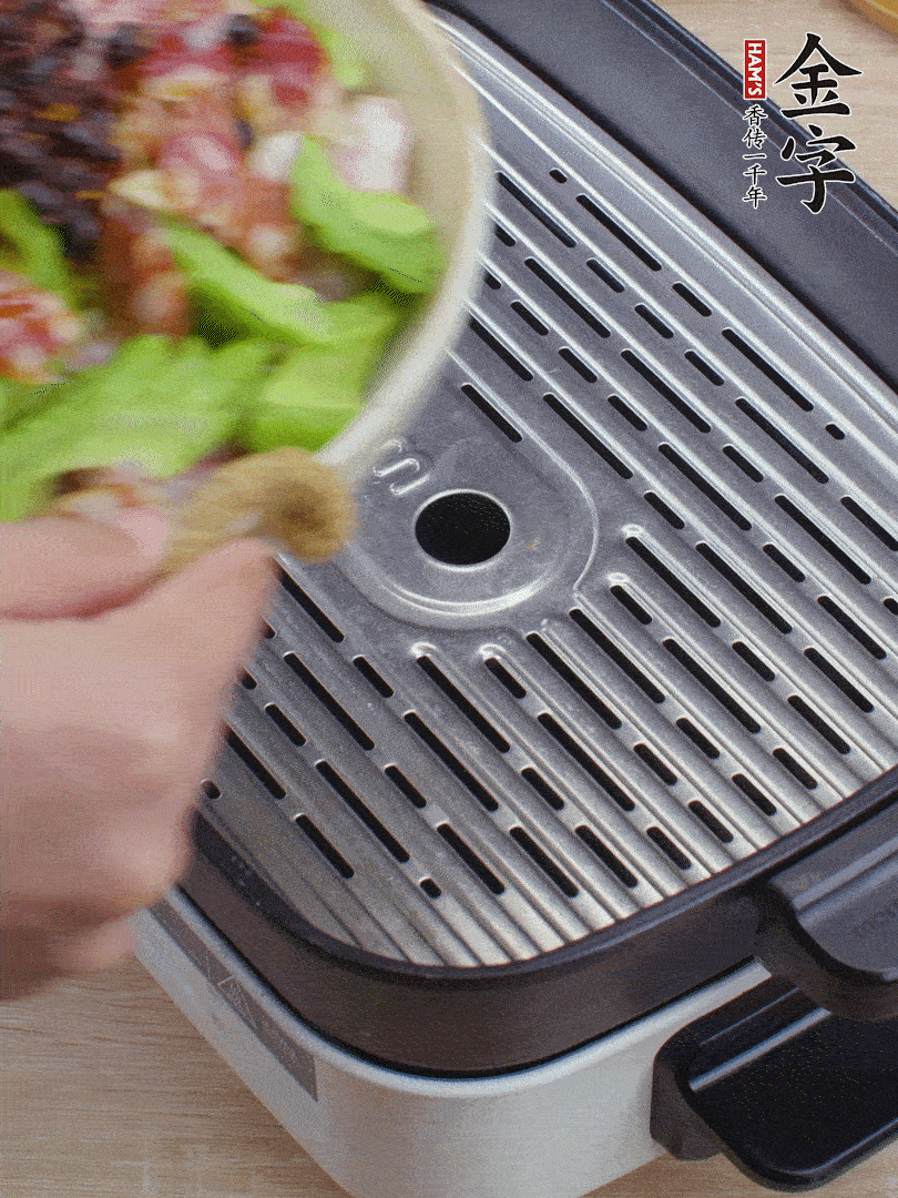 小排、苦瓜、香腸依次碼入，撒上豆豉蒸25分鐘。