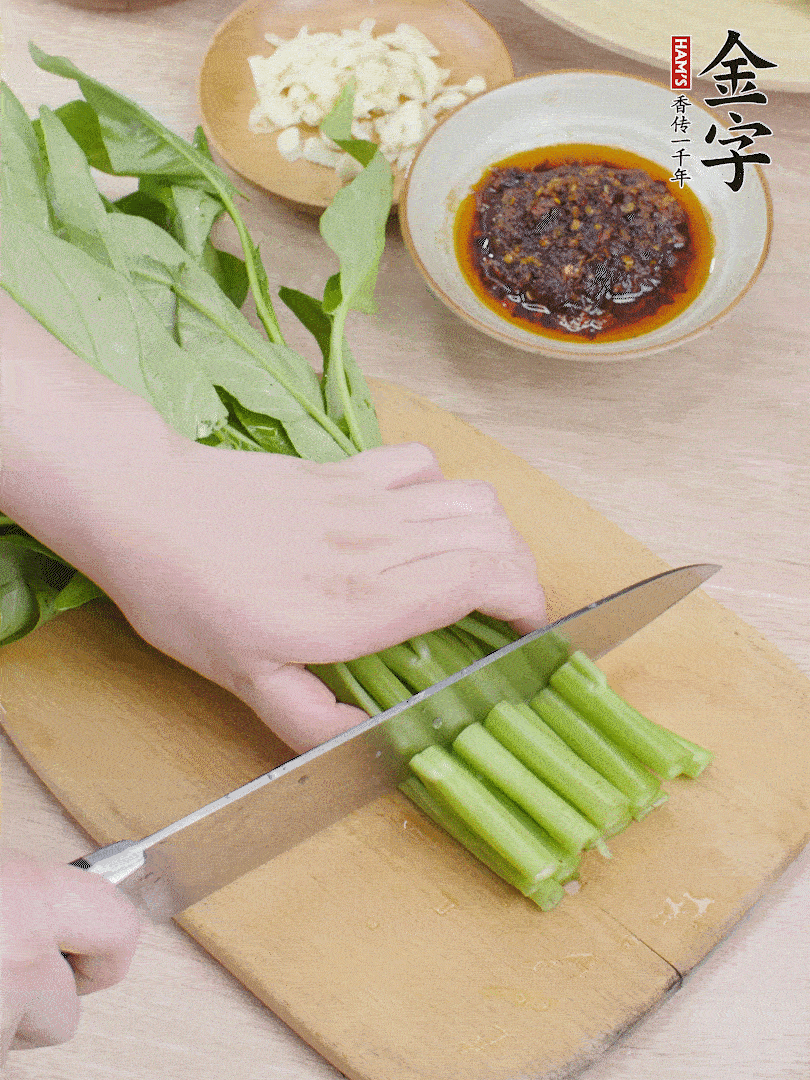 空心菜切段，大蒜拍碎切末。