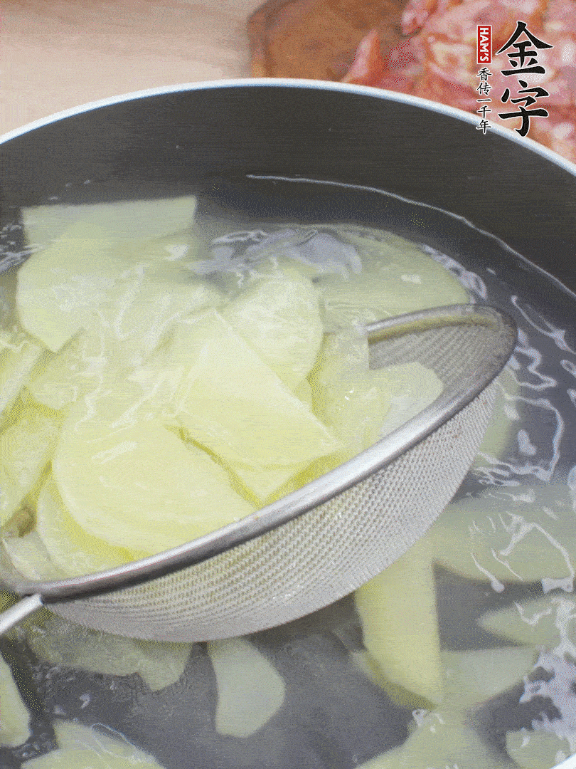 土豆去皮切片，汆燙1分鐘。香腸切薄片。