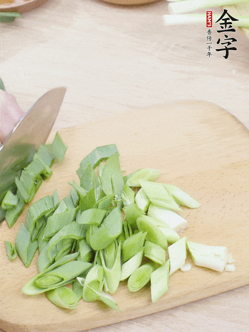 青蒜切段。（蒜白可以拍一下，再斜著切）