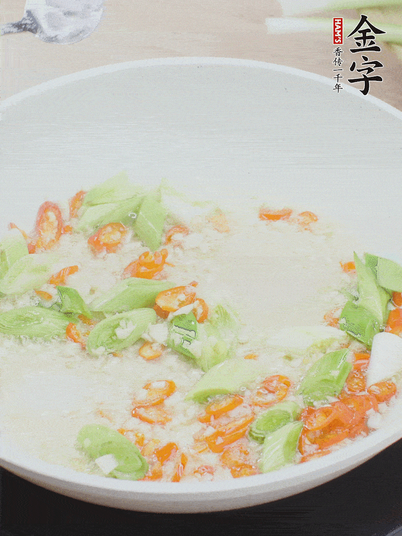 油5成熱時(shí)，下蒜末、辣椒、蒜白煸炒。