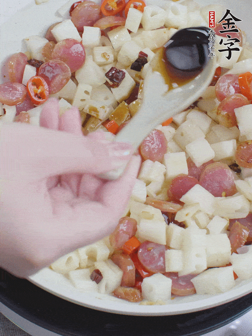 下藕丁，加生抽、香醋、白糖、鹽翻炒均勻。