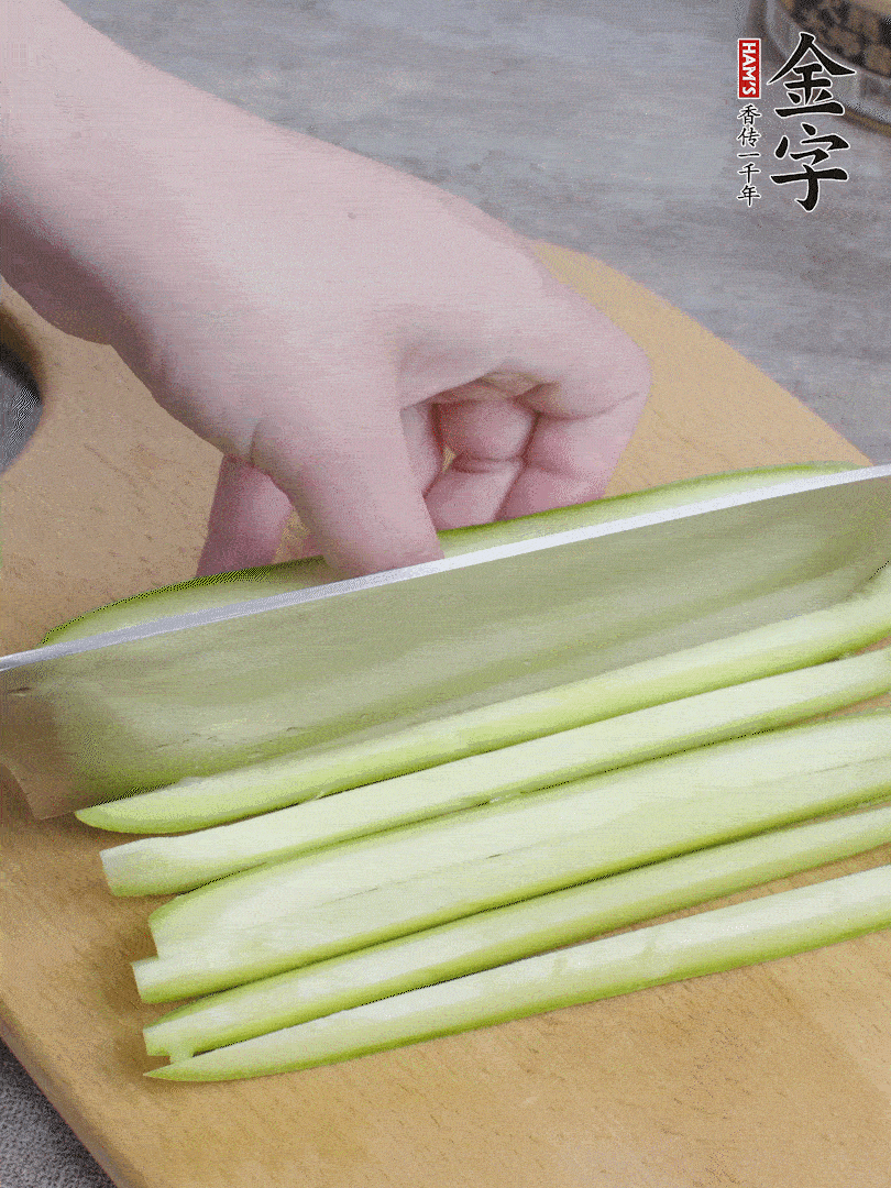 西葫蘆對半切，去瓤切條。