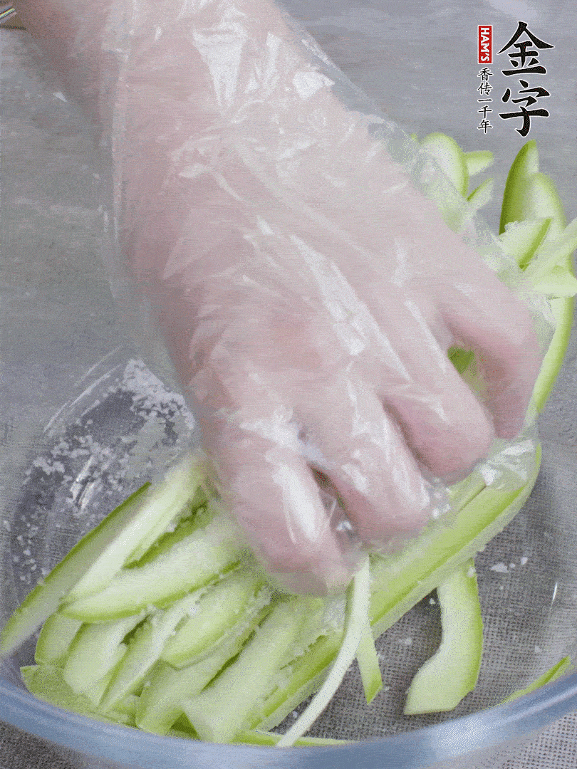 加鹽腌制15分鐘，清洗后擠干水份。