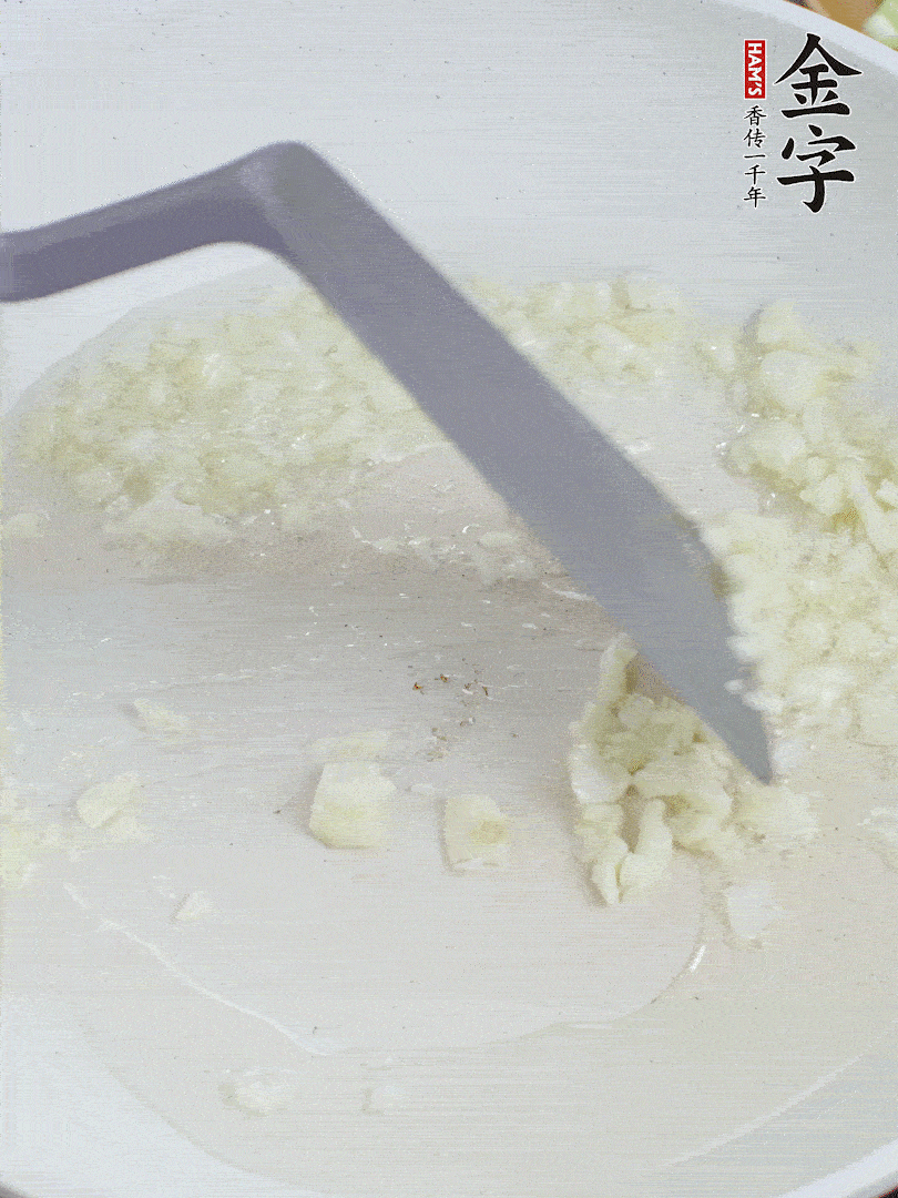 冷鍋熱油，下大蒜煎至兩面微黃。