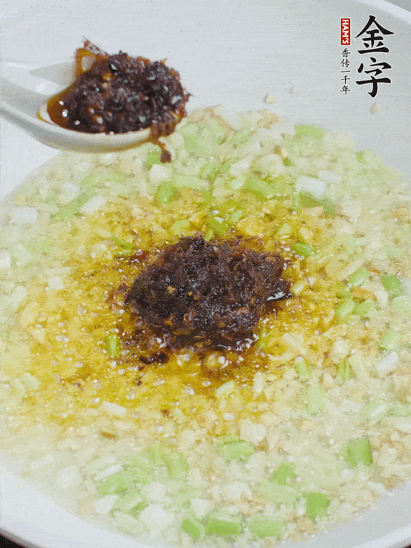 下蔥姜、1大勺金字火腿大師醬爆香。