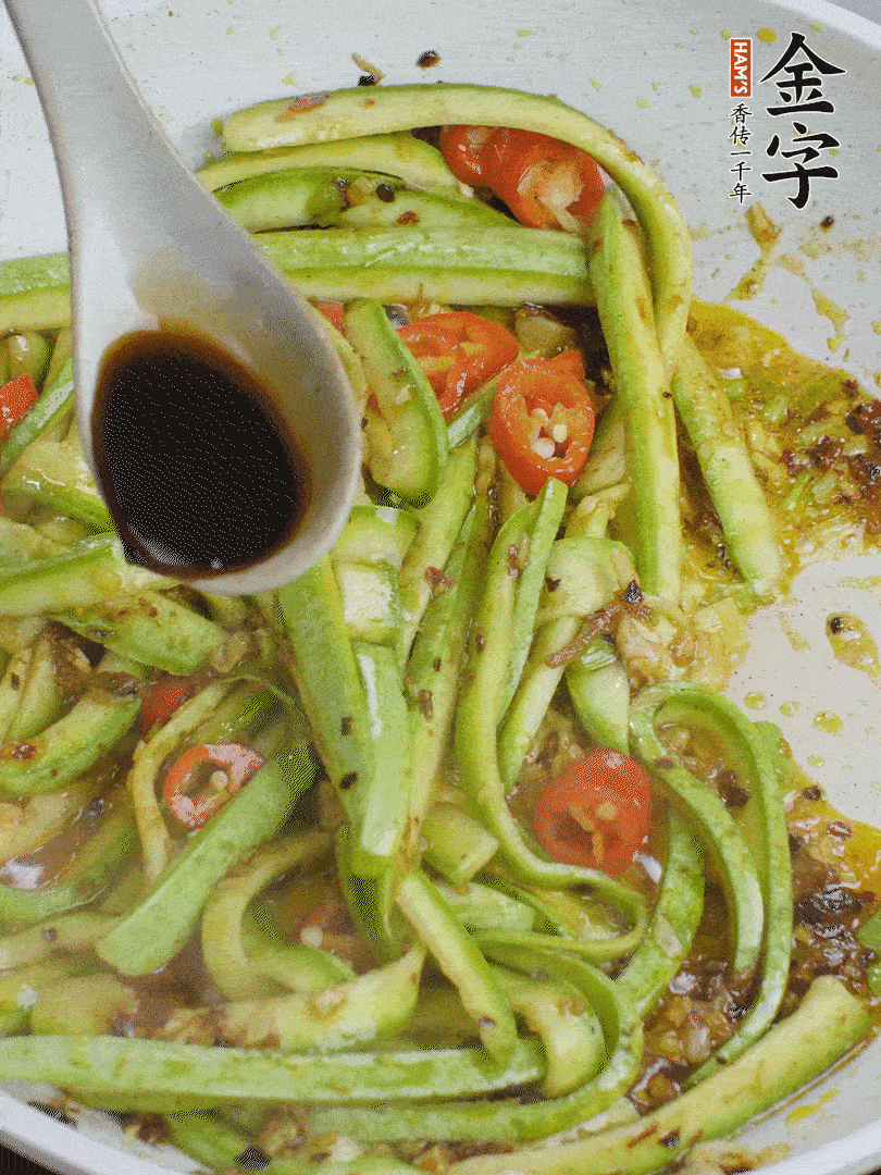 下西葫蘆，加1勺生抽、半勺蠔油、辣椒圈翻炒至斷生。