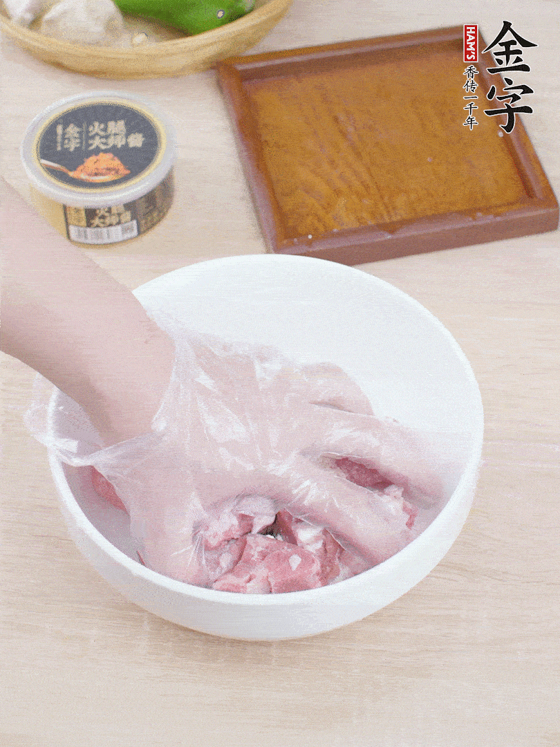 豬小排，加1勺料酒、1勺蠔油、1/3勺白胡椒粉、淀粉，抓拌均勻腌漬30分鐘。青椒去蒂去籽切塊。洋蔥去皮切塊。