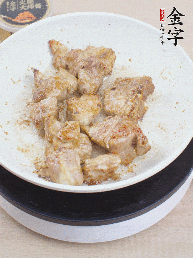 油4成熱，下小排煎炒至邊緣微微發(fā)焦。