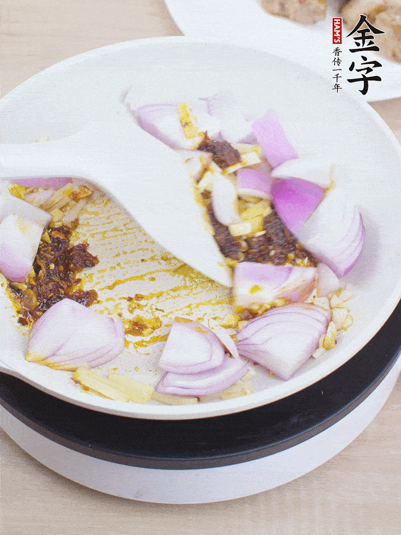 另起一鍋，姜、蒜末、1勺金字火腿大師醬、洋蔥塊炒香。