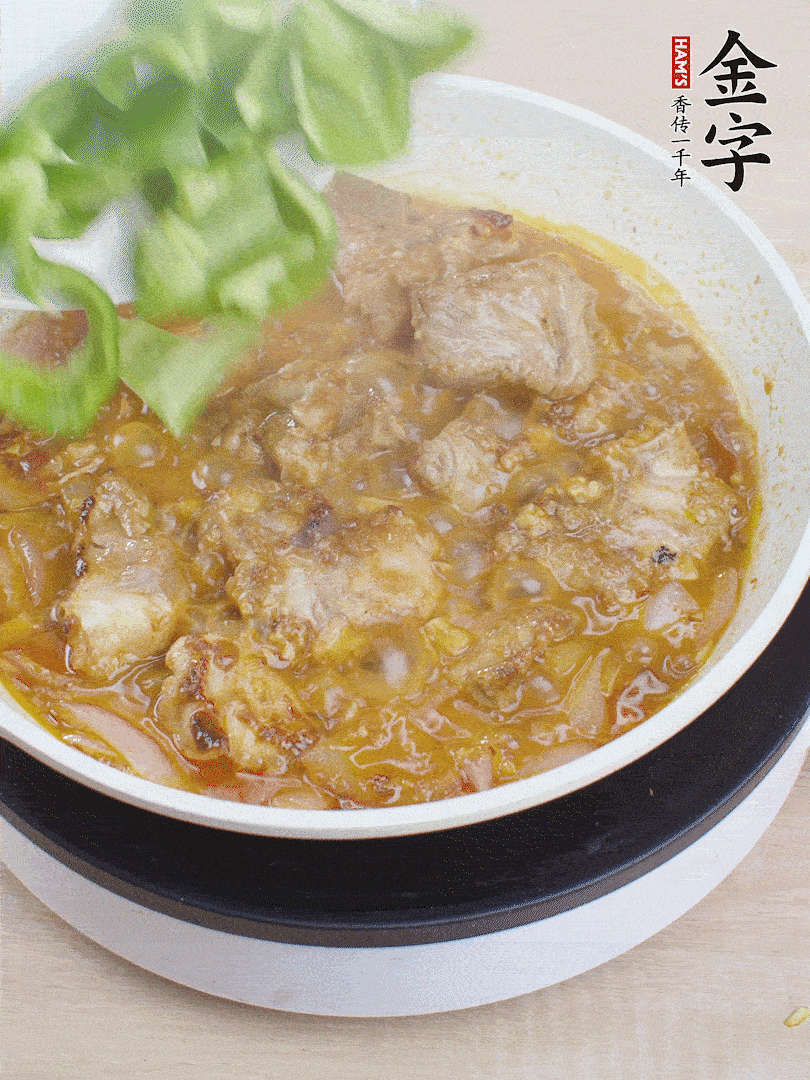 下青椒，翻炒炒至湯汁收干。