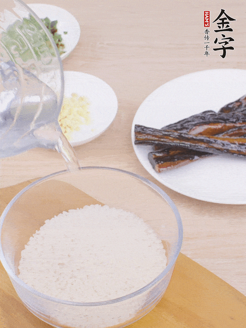 大米提前用清水浸泡1小時(shí)。