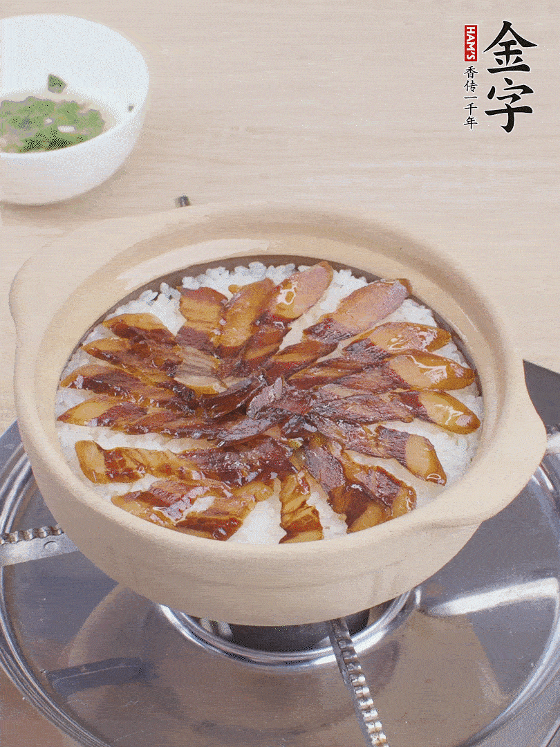 快收水時(shí)，鋪醬油肉，鍋邊淋點(diǎn)油，轉(zhuǎn)動(dòng)砂鍋，燜煮2分鐘。