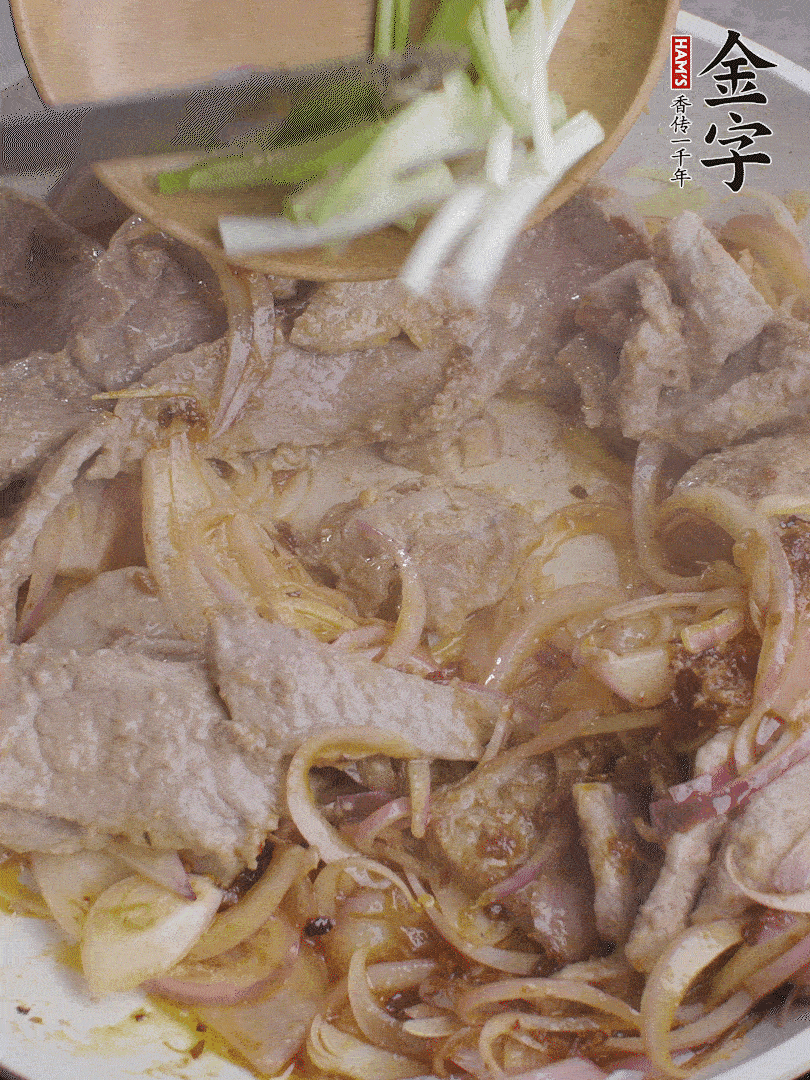 下牛肉、蔥段快炒。
