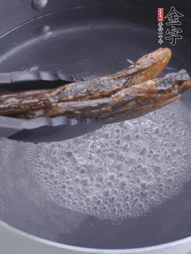 金字醬油肉水煮15分鐘，切薄片。