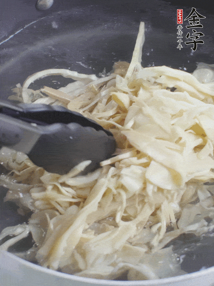 糯米筍焯水1分鐘，過(guò)涼水，擠干水份。