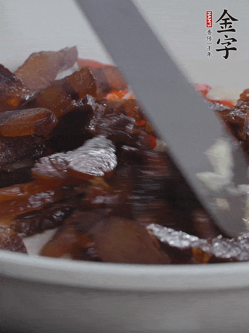 下醬油肉，煸出油脂。