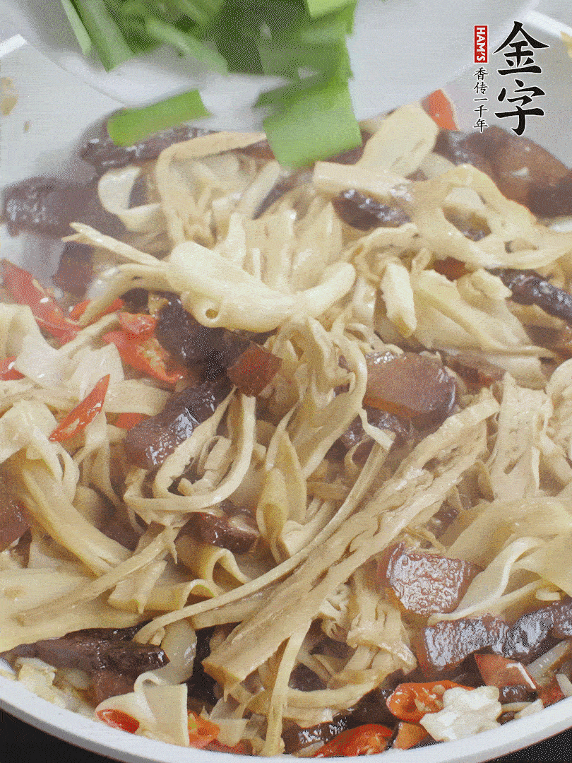 翻炒均勻，下蒜葉。