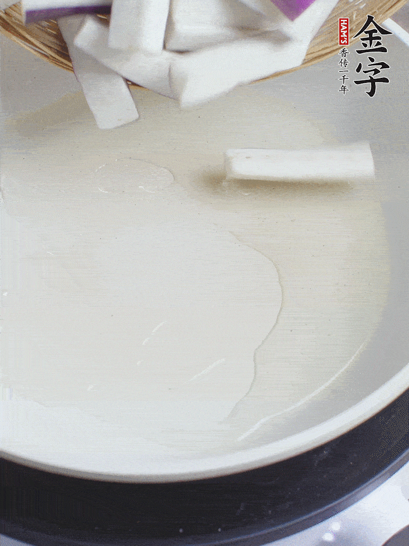 杭茄洗凈去蒂，縱向剖成4份，切成長10cm左右的段。白洋蔥切絲?？谀⑾磧羧サ舯＜t椒切菱形片。