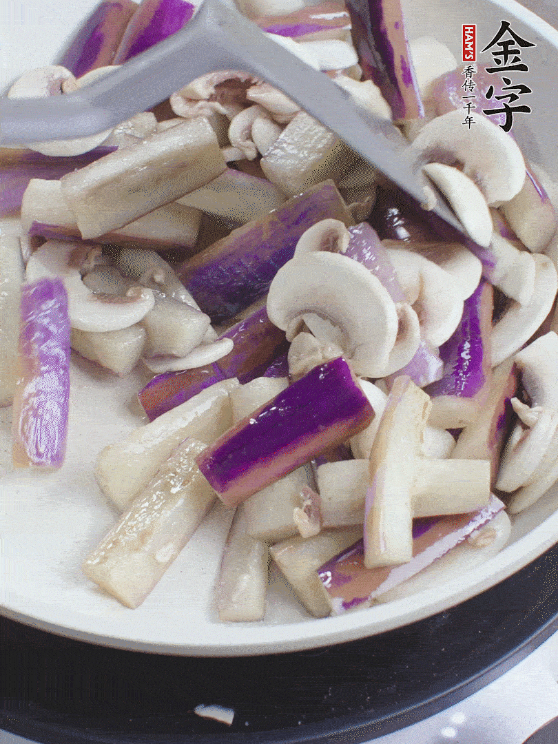 油五成熱，放茄子和口蘑煸至軟縮，取出備用。