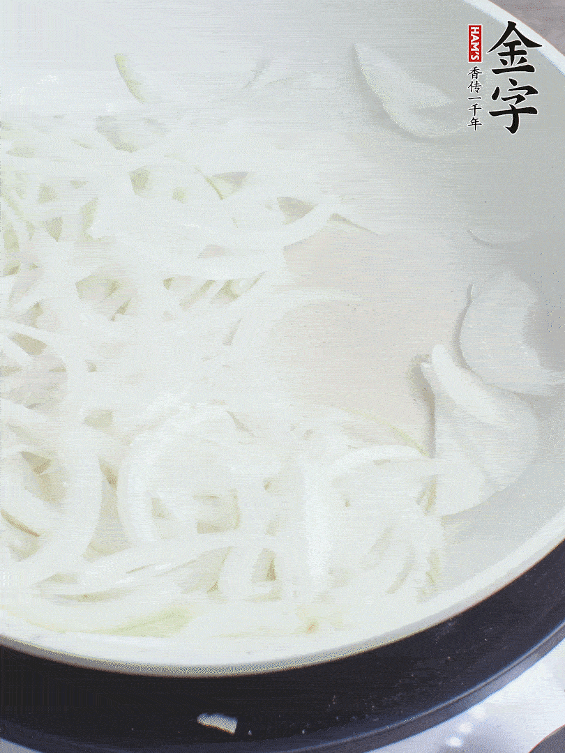 油熱下洋蔥絲、紅椒炒出香味。