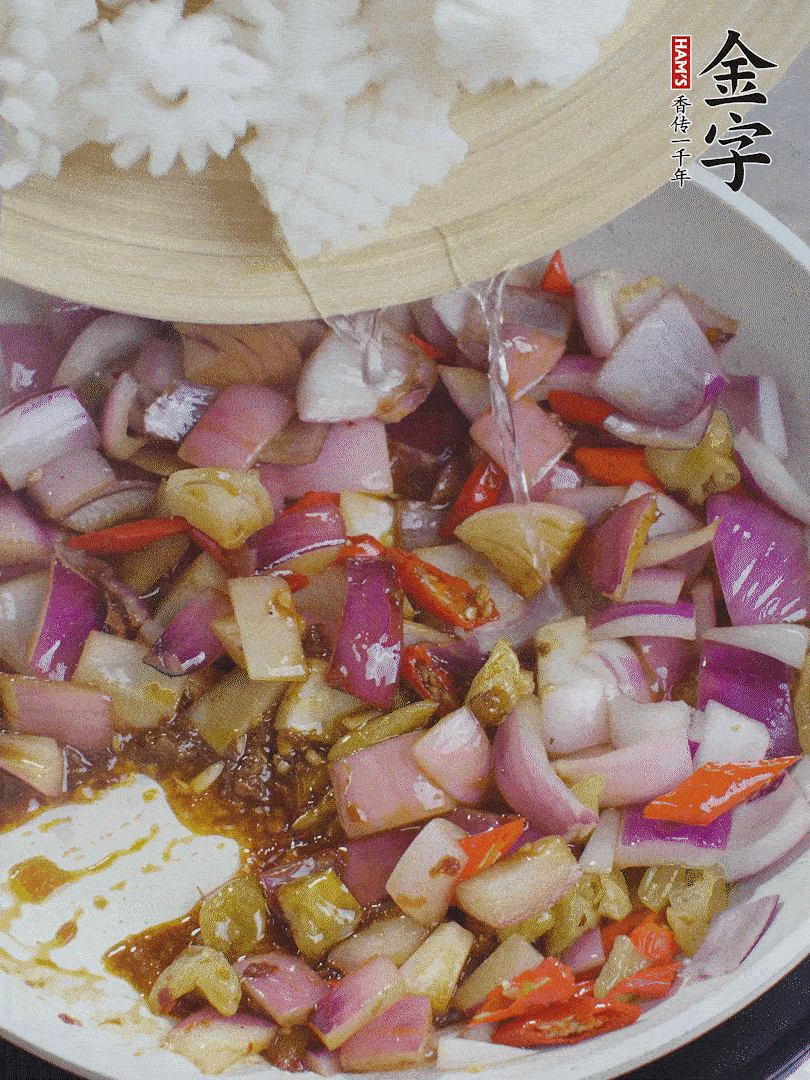 下魷魚花，2勺料酒炒勻。