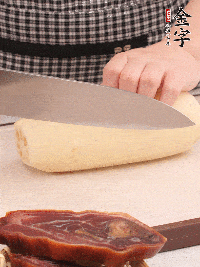 蓮藕削皮切塊。