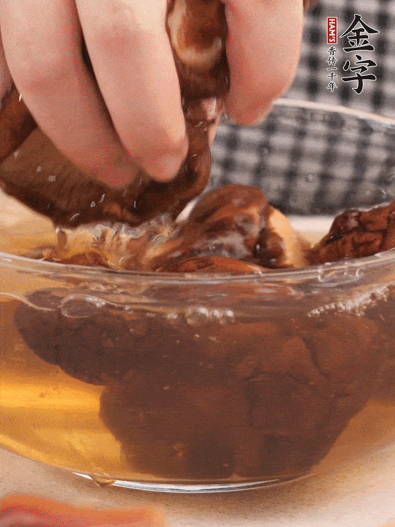 干香菇溫水泡發(fā)，去蒂洗凈切十字。