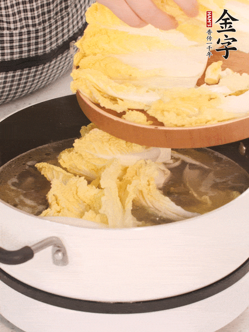 放入娃娃菜、金針菇再燉煮5分鐘。