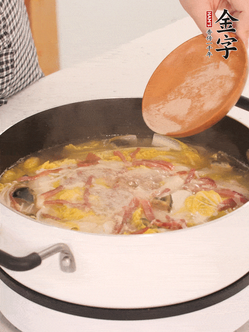 加適量的白胡椒調(diào)味。