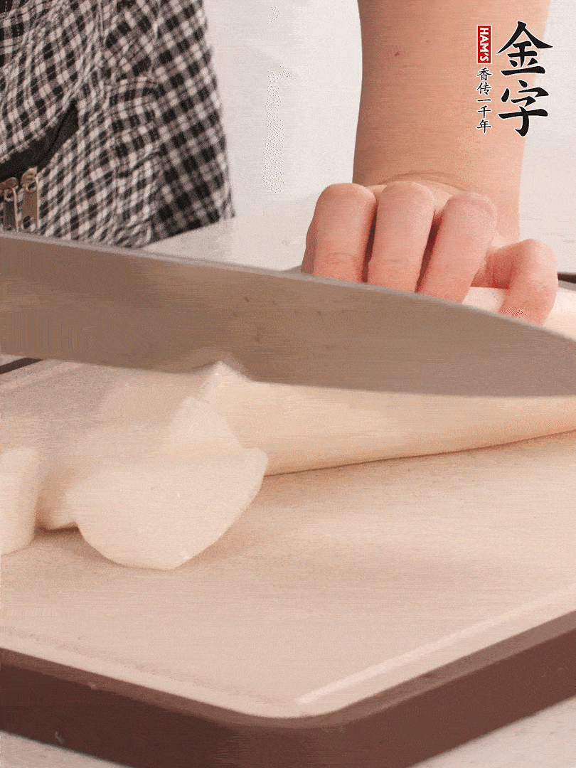 蘿卜切塊，火腿切片。