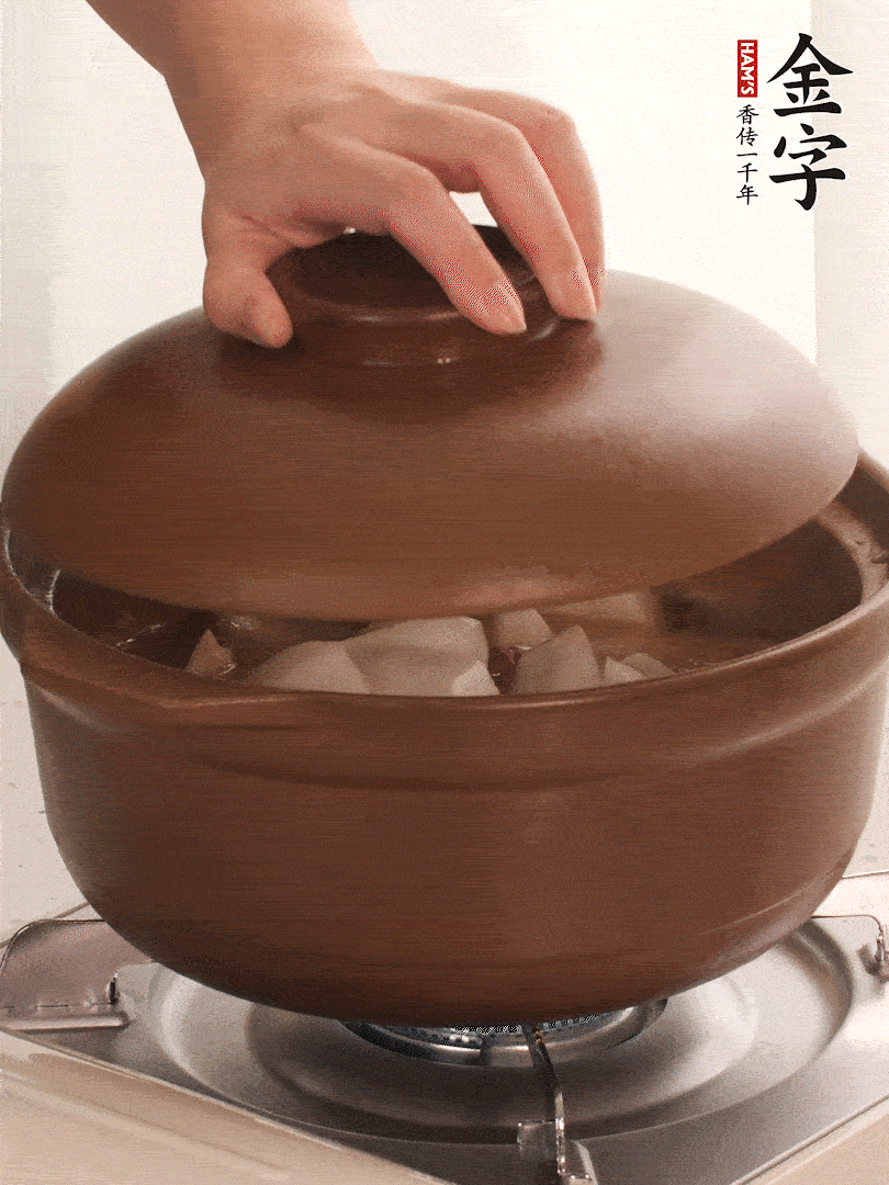 倒沒過食材的熱水，大火燒開。蓋上蓋子轉中小火，燉15-20分鐘。等蘿卜煮到喜歡的軟爛度就可以關火。