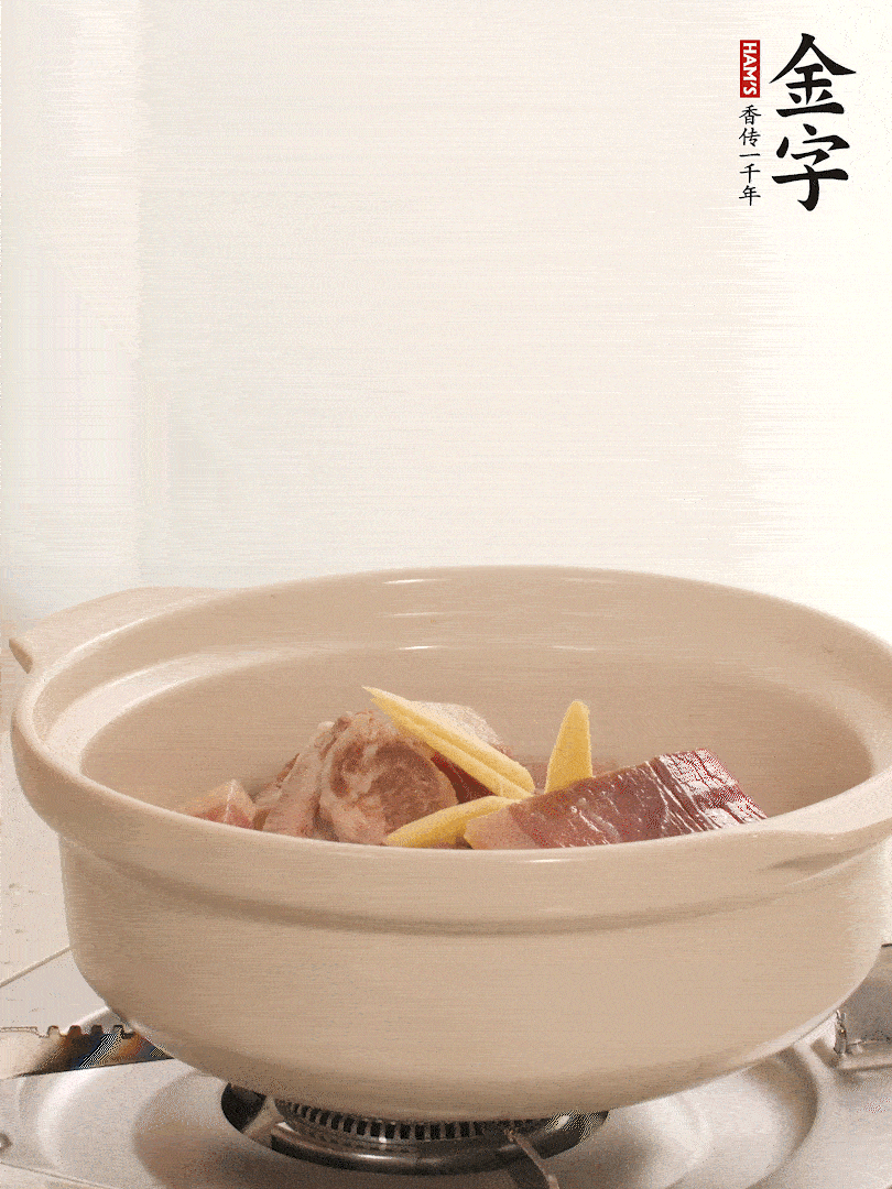 湯鍋放入排骨、火腿、姜，加適量水。煮開后轉(zhuǎn)小火燉40分鐘。